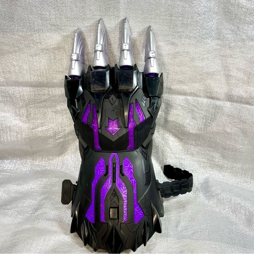 Marvel Black Panther Battle Claw with Lights and Sounds